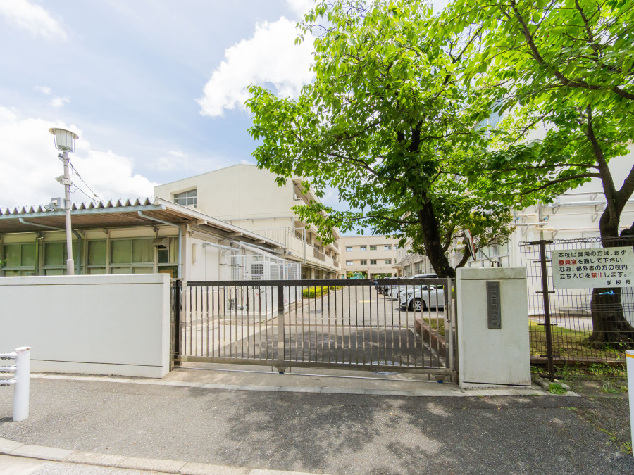 横浜市立富岡中学校　約850ｍ