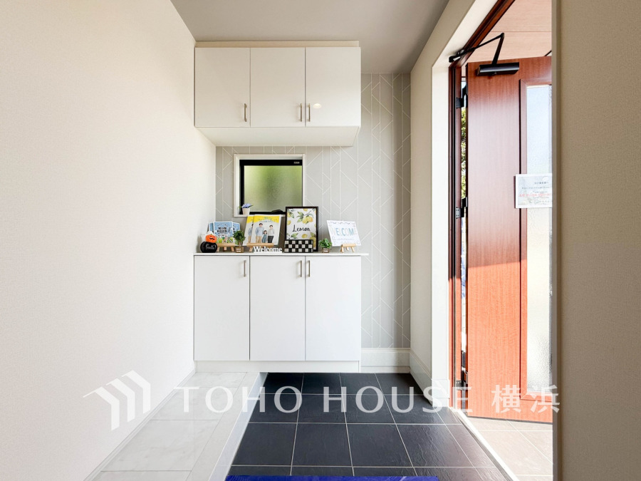 上質感のある玄関スペース。ゆとりを感じさせる明るい空間が住まう人や訪れる人を心地よく迎え入れてくれます。
