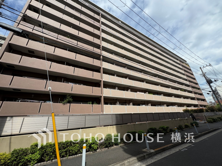 時代の流れに惑わされないシックなカラートーンで街並みに溶け込む外観は、主張し過ぎず、また平凡になり過ぎず絶妙なコントラストで輝きを放ちます。