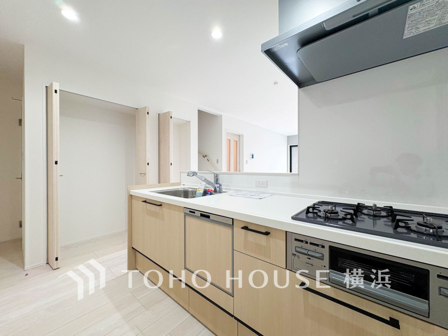 温かみあるキッチンは、使い勝手良い収納と食洗機付きで家事をサポートします。明るく開放的な空間です。