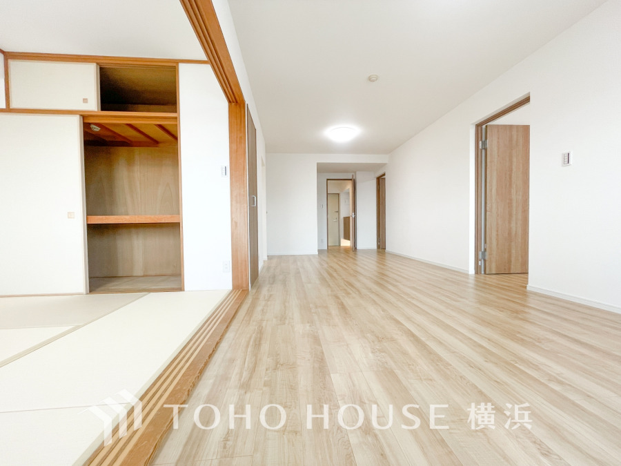広々としたリビングダイニングは、シックでモダンな内装。落ち着いた雰囲気に包まれて、伸びやかな空間の中で、ゆったりと家族団らんのひとときを過ごせます。