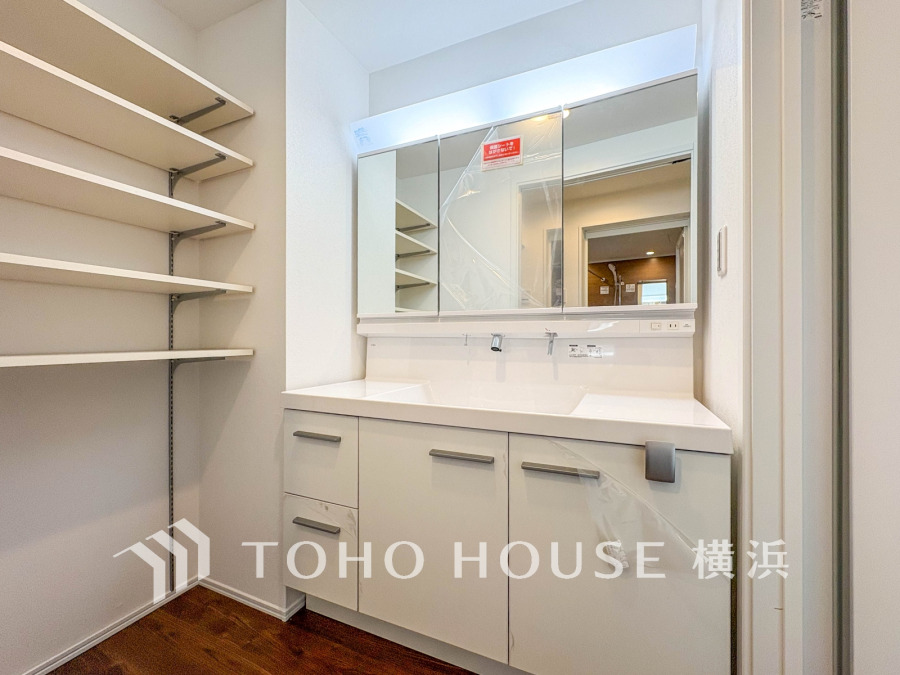 清潔感あふれる洗面台と収納棚があり、使い勝手の良い機能的な洗面スペースです。