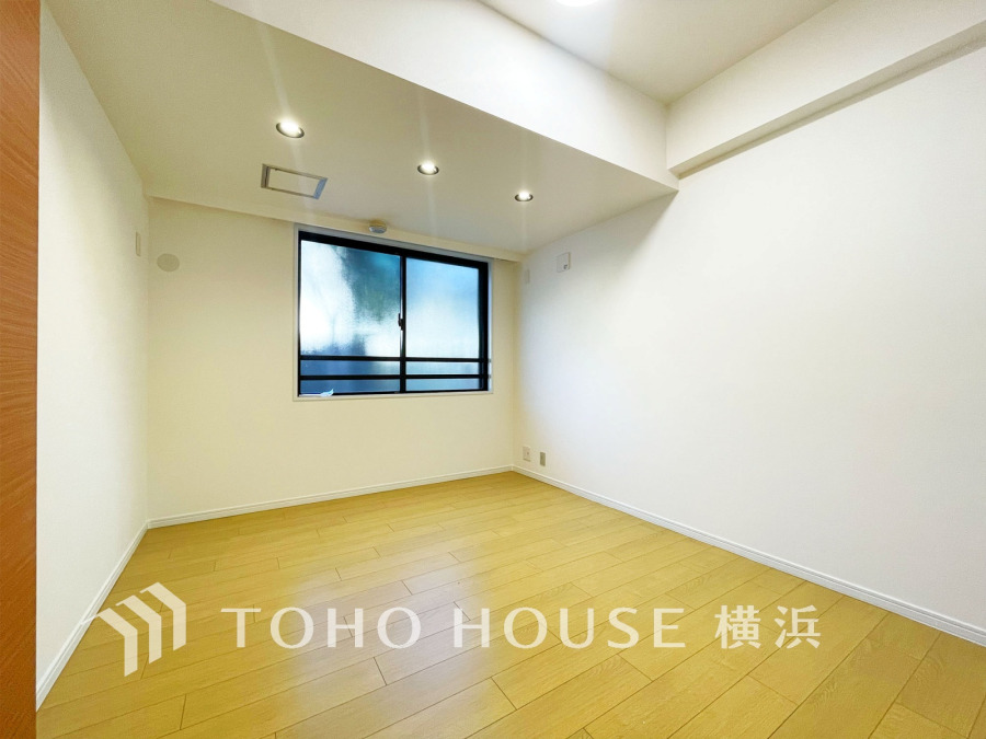 シンプルで明るい室内は多目的に使いやすく、快適な生活空間を実現します。窓から自然光もたっぷり。