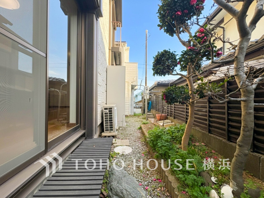 陽当り良好の南向きのお庭は和テイストの癒しの空間です。
