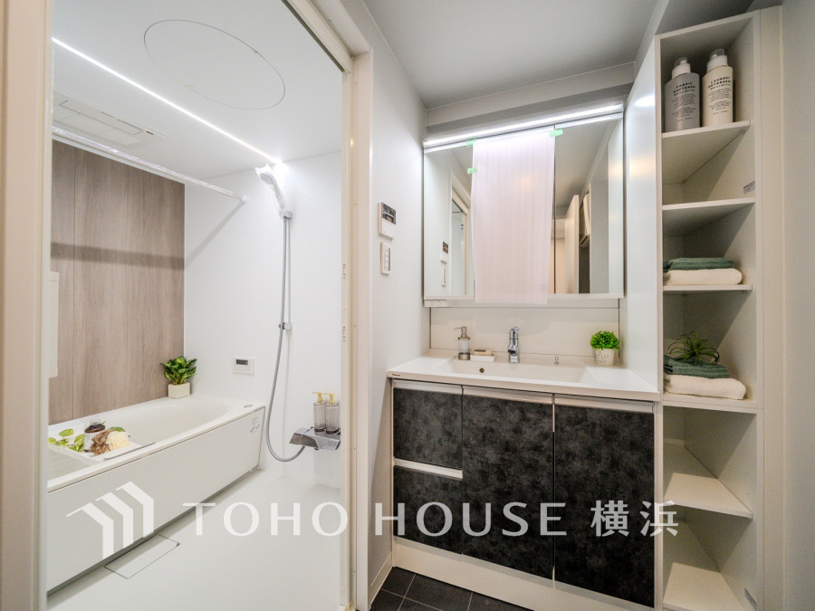 十分な大きさの洗面台は、身だしなみチェックや歯磨きなど、朝の慌ただしい時間でも余裕とゆとりを感じて頂けます。