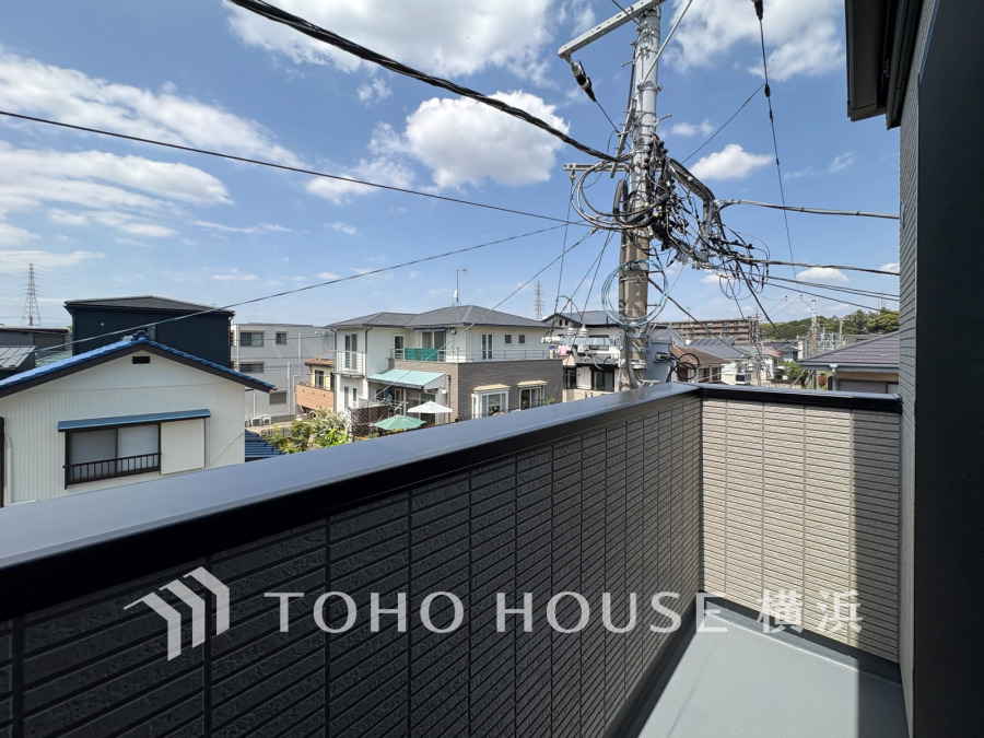 気持ちのいい空が見渡せる広いバルコニー。爽やかな風を感じて、心躍る素敵な暮らしがはじまります。