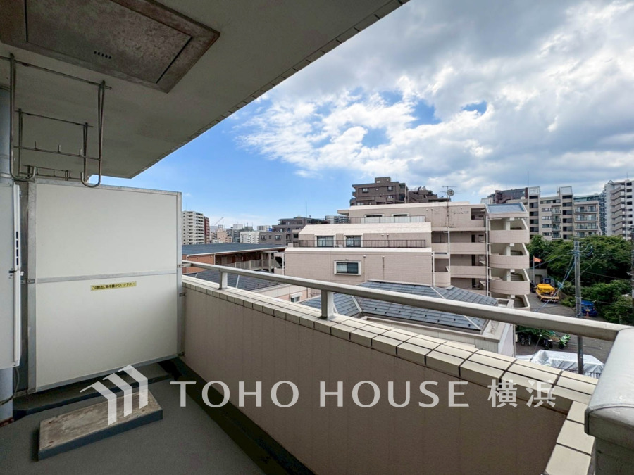 南西向きの2部屋にまたがる広いバルコニーから、暮らしの中での光と風を演出してくれています。見事なまでの開放的な空間をお楽しみください