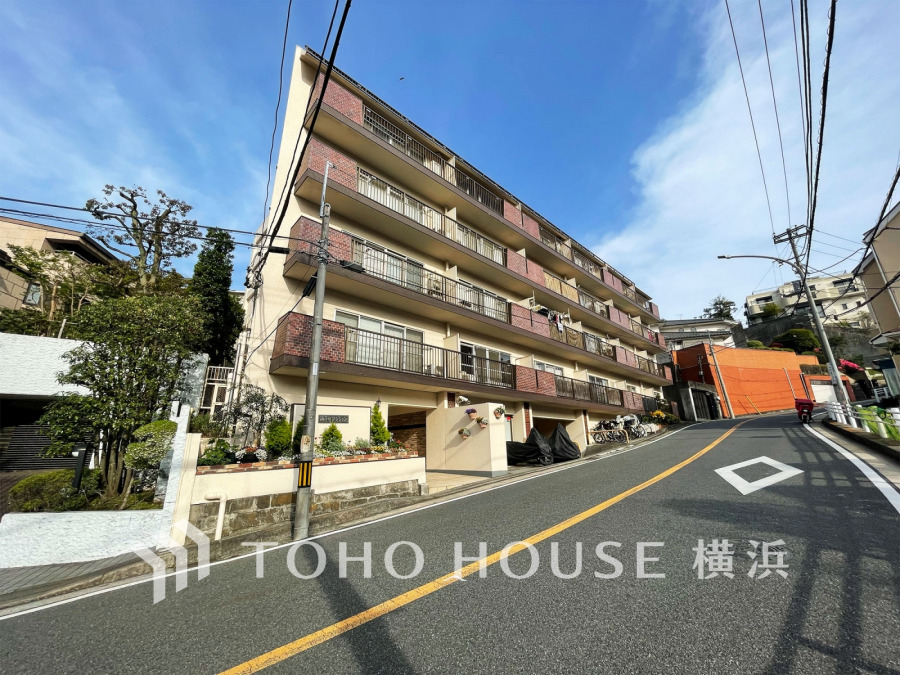 石川町駅徒歩6分の好立地、閑静な高台に佇むマンション。
