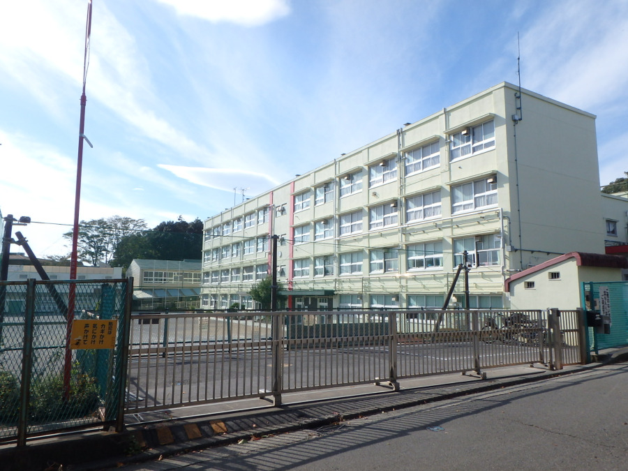 横浜市立長津田小学校まで　約650ｍ
