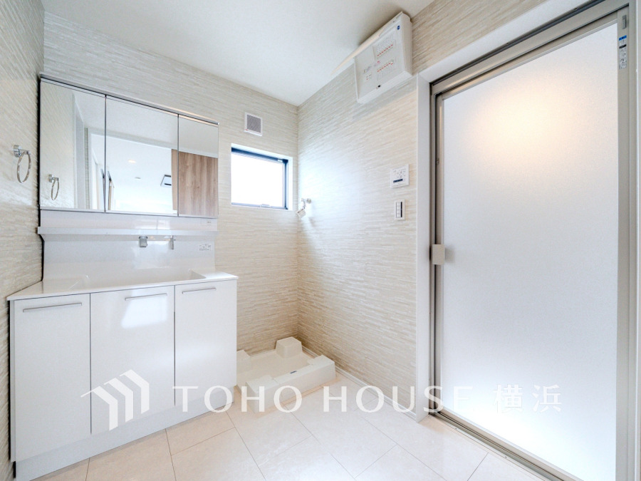 ゆったり落ち着いてお使い頂ける広さが魅力の洗面所。収納も充実しています。
