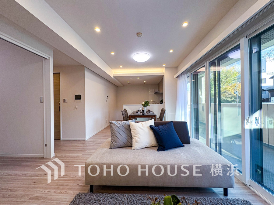 大きな窓から光が差し込む開放的なリビング。モダンな内装で快適な暮らしを実現します。