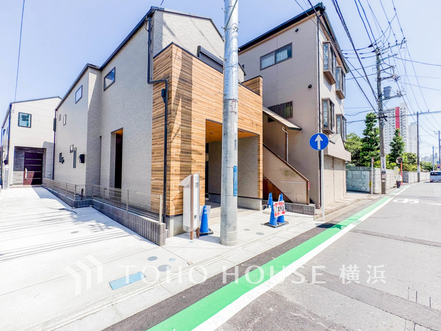 時代の流れに惑わされないシックなカラートーンで街並みに溶け込む外観は、主張し過ぎず、また平凡になり過ぎず絶妙なコントラストで輝きを放ちます。