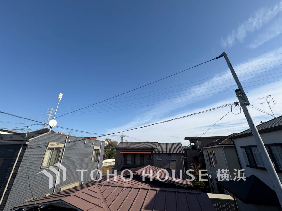 晴天が広がる住宅街の眺望。周囲に高い建物がなく、開放感あふれる空が魅力です。