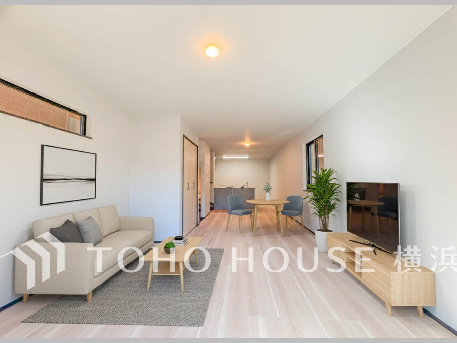 ここにはみんなが集い、食事と楽しい会話が始まる。話に夢中になりすぎて、ついつい時を忘れてしまう。そんな束の間の幸せを感じさせてくれる場所。（家具はAI加工です）