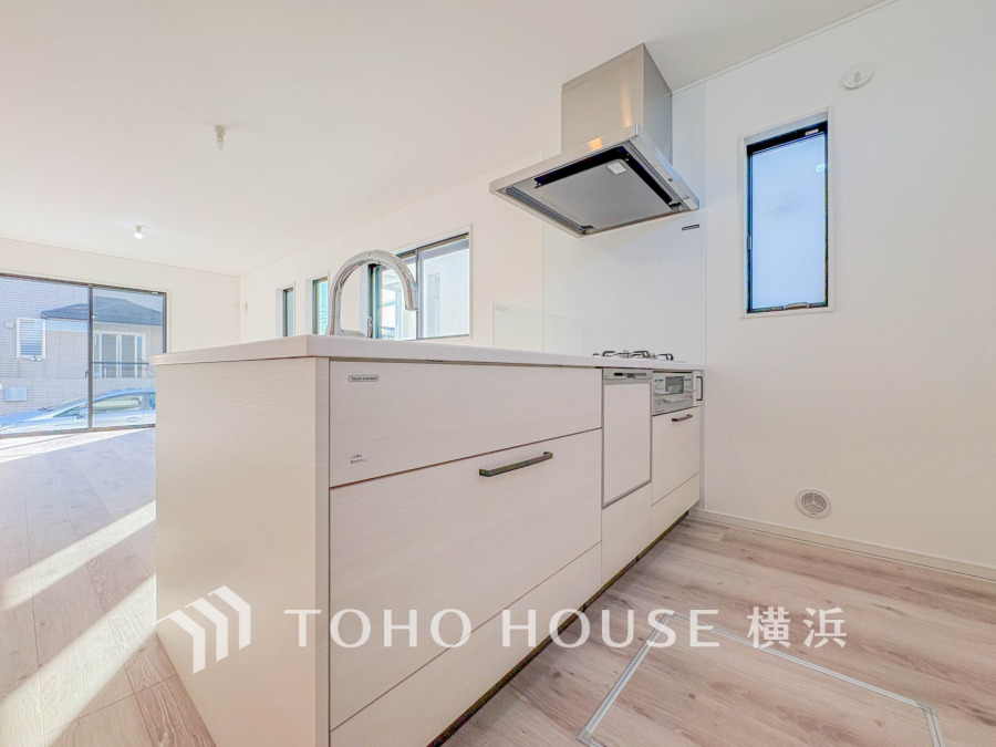 使い勝手の良い設備のキッチンで効率よくお料理もできます。食する料理に家族が舌鼓を打ち自然と笑いが絶えない空気感がそこに広がります。自慢の腕をふるってください。