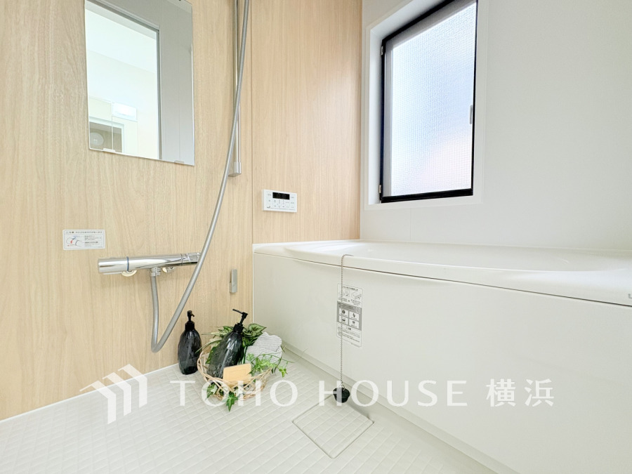 上質が感じられるカラーリングで、清潔な空間美を実現。一日の疲れが癒される優雅なバスタイムを堪能できるゆとりあるバスルームです。