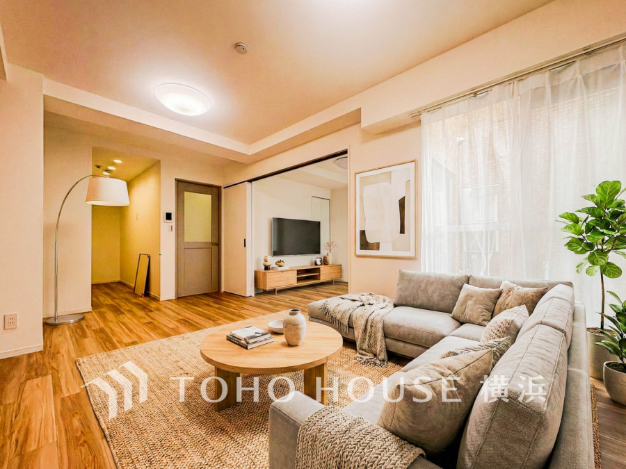 ここにはみんなが集い、食事と楽しい会話が始まる。話に夢中になりすぎて、ついつい時を忘れてしまう。そんな束の間の幸せを感じさせてくれる場所。（装飾品はAI加工です）