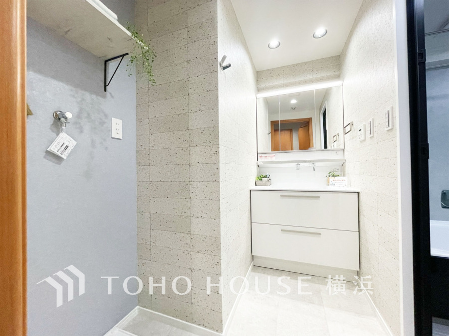 十分な大きさの洗面台は収納もさる事ながら、身だしなみチェックや歯磨きなど、朝の慌ただしい時間でもホテルライクなスペースで余裕とゆとりを感じて頂けます。