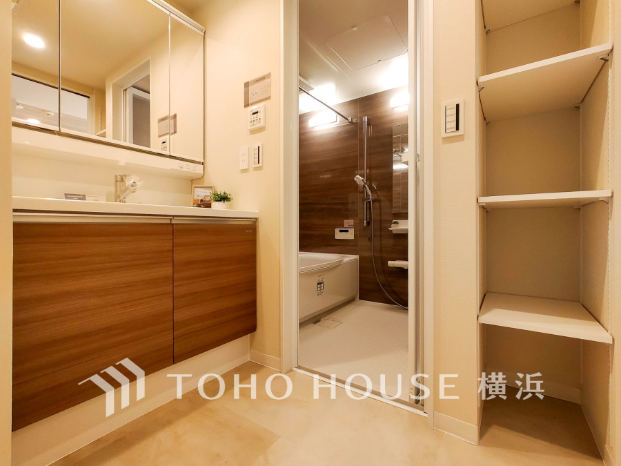 新規交換された洗面化粧台は美しく使いやすい機能が備えられています。