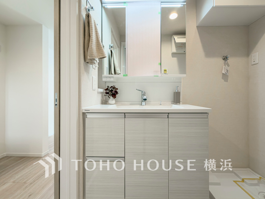 十分な大きさの洗面台は、身だしなみチェックや歯磨きなど、朝の慌ただしい時間でも余裕とゆとりを感じて頂けます。