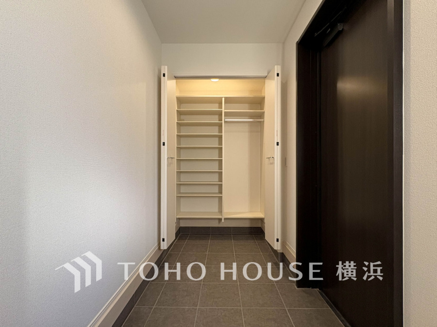 上質感漂う玄関と廊下。居住者の帰り、訪れる方を優しく迎える・安らぎに満ちた生活空間を予感させる。健やかな暮らしを楽しめそう
