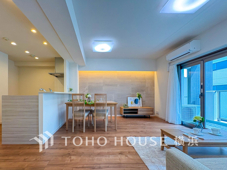 明るく開放的な空間が広がるLDK。室内には豊かな陽光が注ぎ込み、爽やかな住空間を演出。ホームパーティーでもゲストと一緒に料理を楽しみながら楽しい時間を過ごせそう。