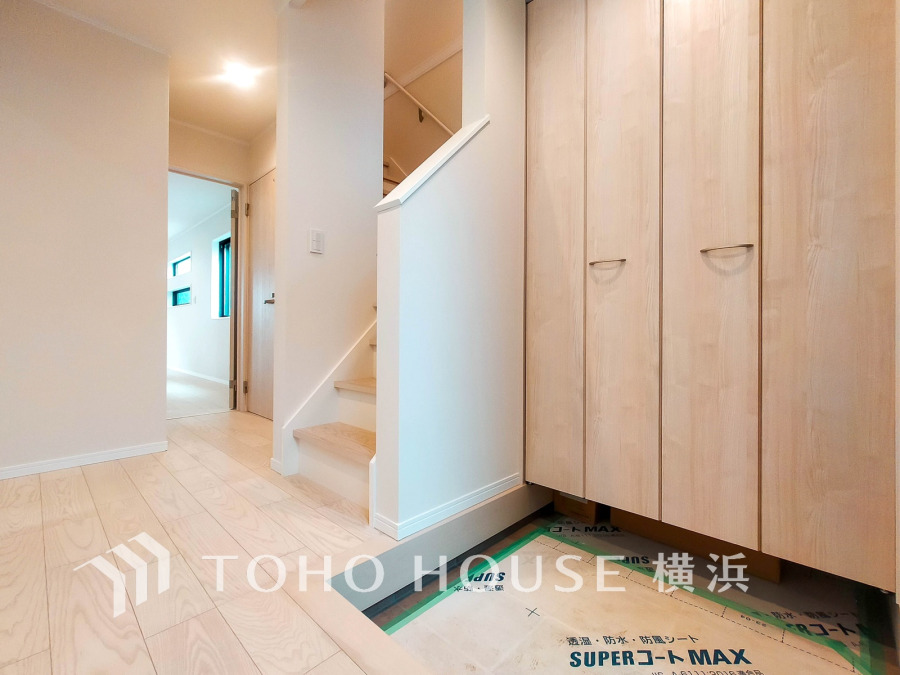 清潔感溢れる玄関がお出迎えする本邸宅の物語は、ここから始まる日常を期待させます。この場所には「希望」と「優越」で包み込んでくれる「特別」な空間があります。