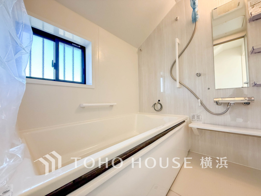 1日の疲れを癒すバスルームは、心地よいリラックスを叶える清潔感溢れる美しい空間です。心からゆったりと寛いでいただけるよう、ゆとりのスペースを確保してます。