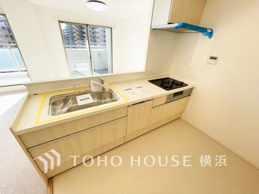 新規交換された清潔感溢れるシステムキッチン。リビングが見渡せる開放的な対面式キッチンです。
