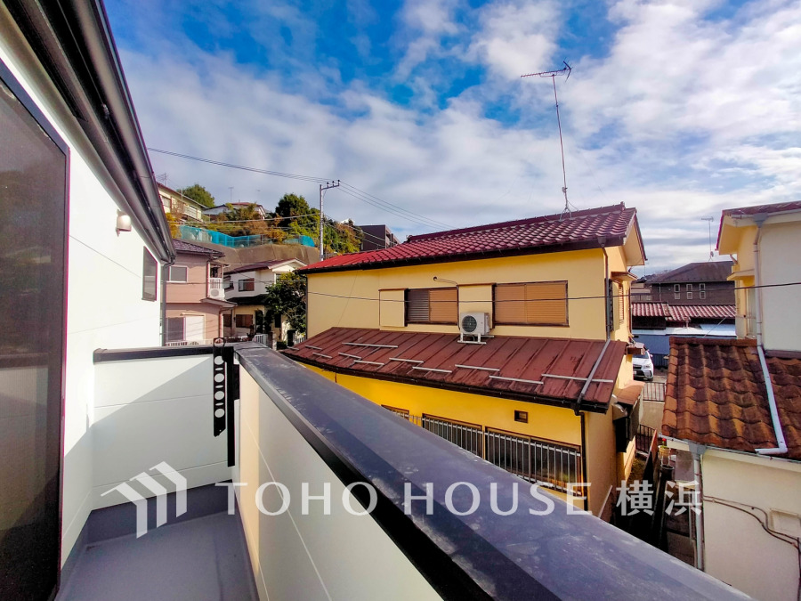 陽当たり良好なバルコニーからは穏やかな住宅街の景色が広がり、心地よい風を感じられます。