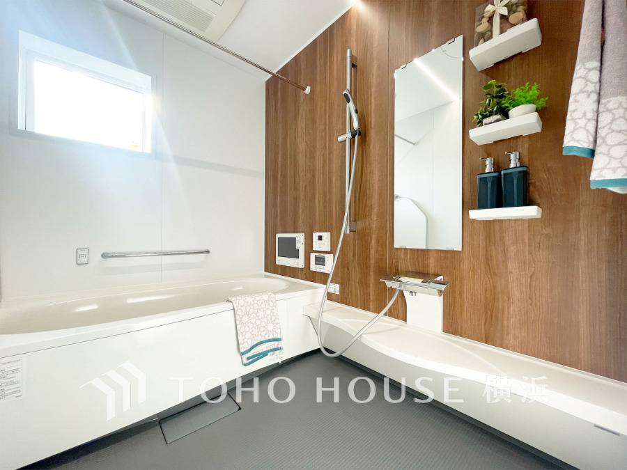 清潔感あふれるバスルーム。ミストサウナ付き浴室暖房乾燥機、浴室TVを完備。