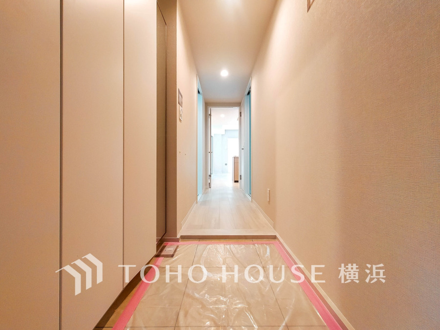 収納力の豊富なシューズボックスを設置した玄関スペース。