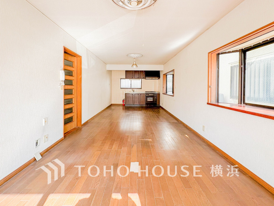 光と風が溢れる開放的なリビングダイニングには自然と家族みんなが集まってきます。明るく穏やかな空気の中で飲んだり、食べたり、笑ったり。