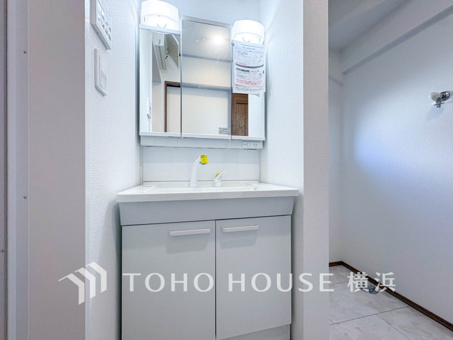 十分な大きさの洗面台は収納もさる事ながら、身だしなみチェックや歯磨きなど、朝の慌ただしい時間でもホテルライクなスペースで余裕とゆとりを感じて頂けます。