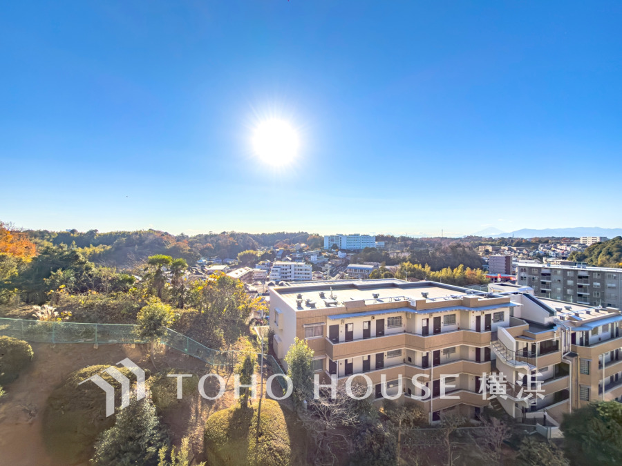 陽光降り注ぐ5階からの眺望。緑豊かな自然と街並みが調和した、心安らぐ住環境です。