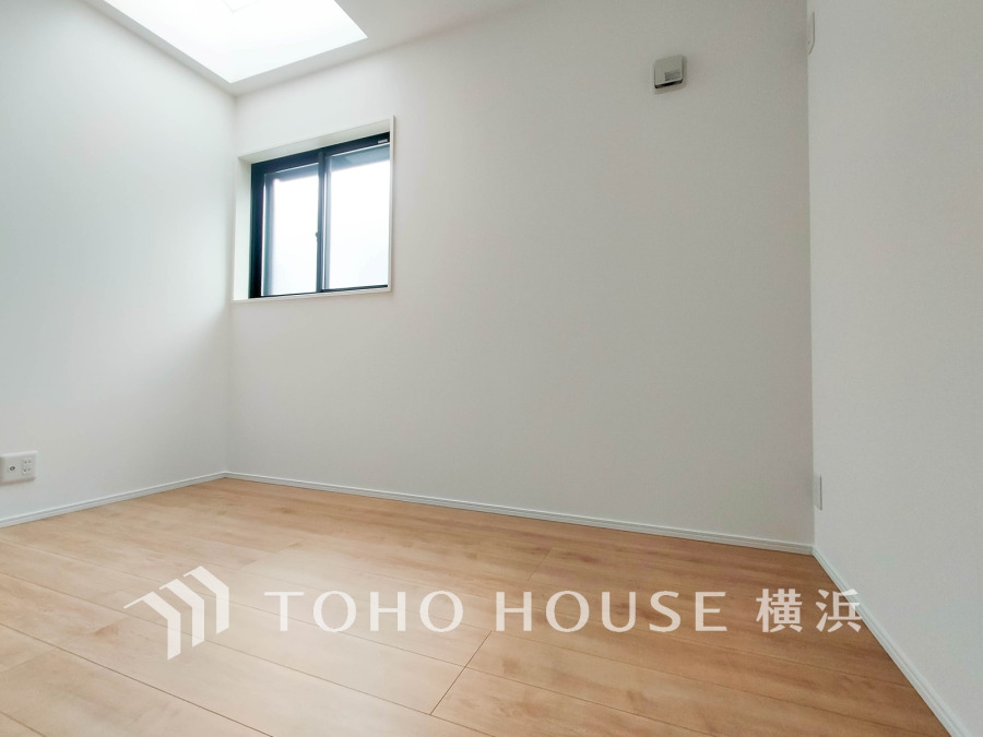 天窓から自然光が差し込む明るい洋室。シンプルで使いやすい空間設計です。