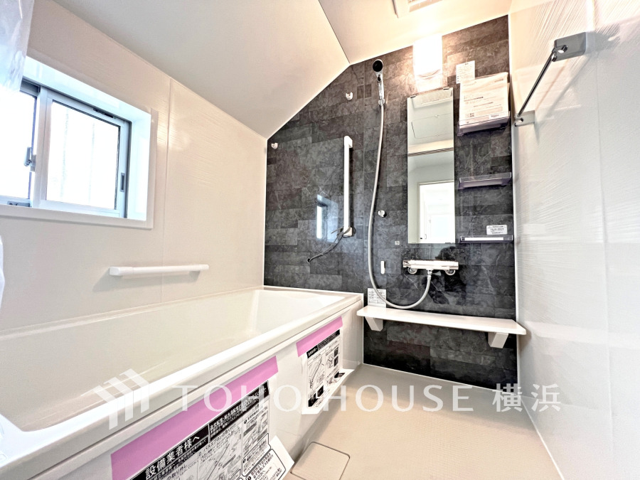 上質が感じられるカラーリングで、清潔な空間美を実現。一日の疲れが癒される優雅なバスタイムを堪能できるゆとりあるバスルームです。