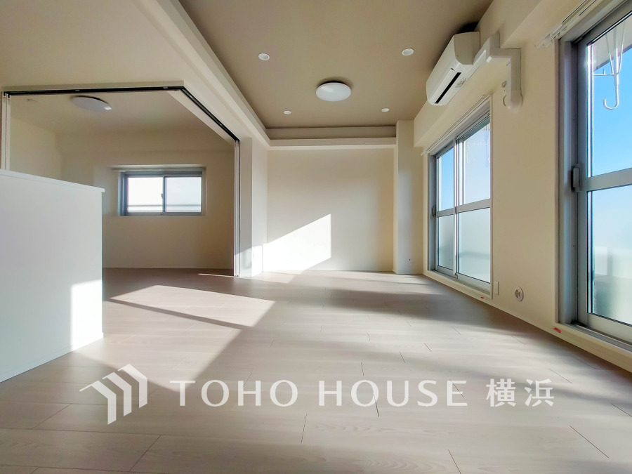 明るく開放的な空間が広がるLDK。室内には豊かな陽光が注ぎ込み、爽やかな住空間を演出。
