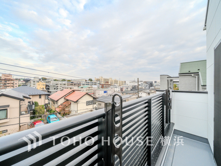 開放感があり、遮るものもなく気持ちのいい景色が広がります。お部屋にも爽やかな風と暖かく柔らかな日差しが差し込み、毎日の暮らしを豊かに彩ります。