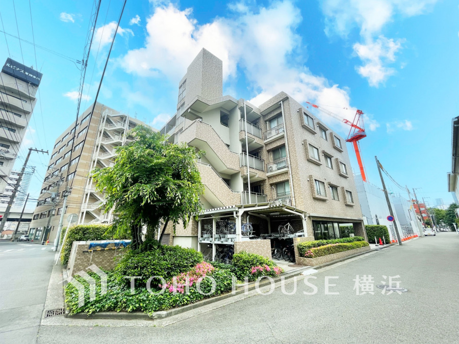 3路線2駅利用可能で好アクセス。角地立地で開放感があります。