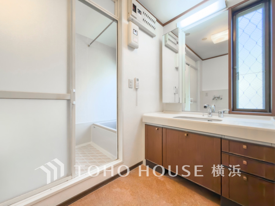 ご家族の1日が始まり、1日の終わりを締めくくる洗面空間。快適に過ごせることはもちろん、気品や優雅さを兼ね備えたパウダールームです。