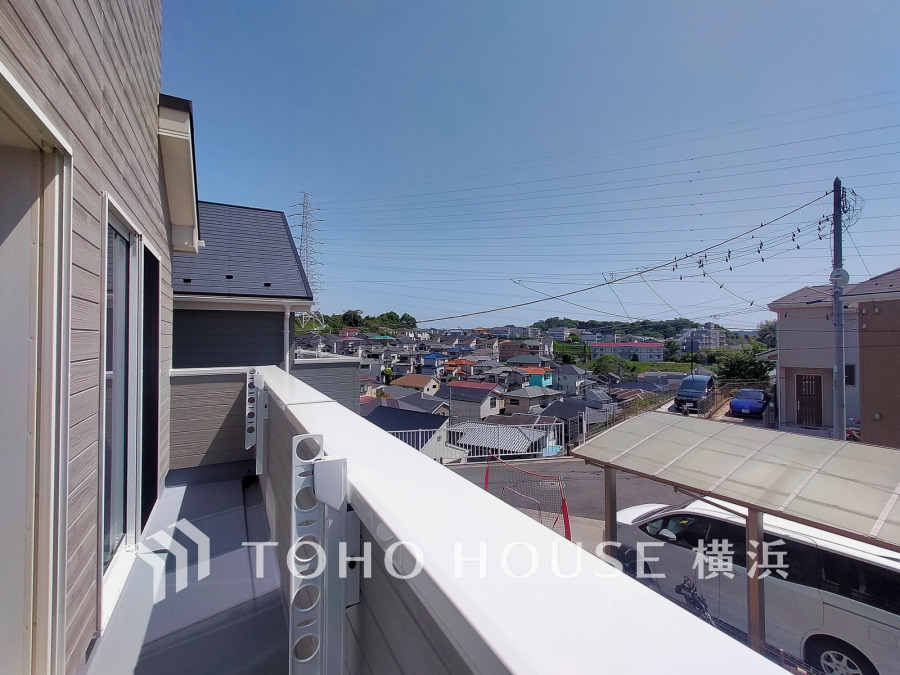 たっぷりの陽光が差し込むバルコニー。周辺には陽射しを遮る高い建物がなく、太陽の恵みを存分に享受できます。爽やかな風と暖かな陽射しが紡ぐハーモニーが日々の暮らしのBGMになることでしょう。