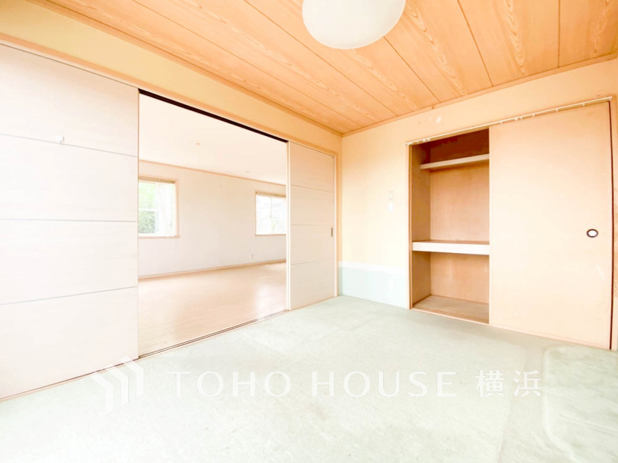 洋室とはまた違った良さがある和室。畳の香りに癒され、和の空間を感じることのできる落ち着きある一部屋です。
