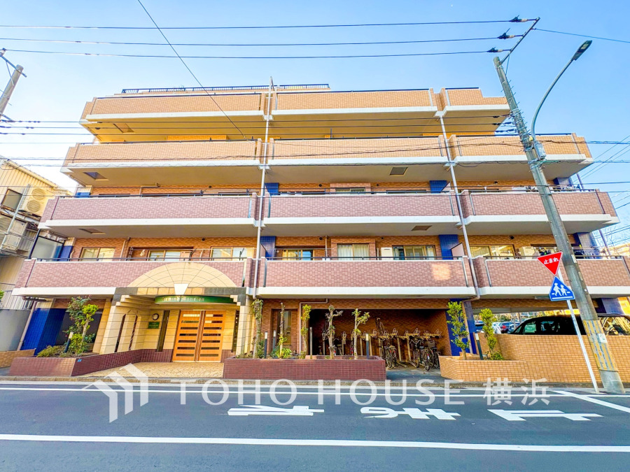 時代の流れに惑わされないシックなカラートーンで街並みに溶け込む外観は、主張し過ぎず、また平凡になり過ぎず絶妙なコントラストで輝きを放ちます。