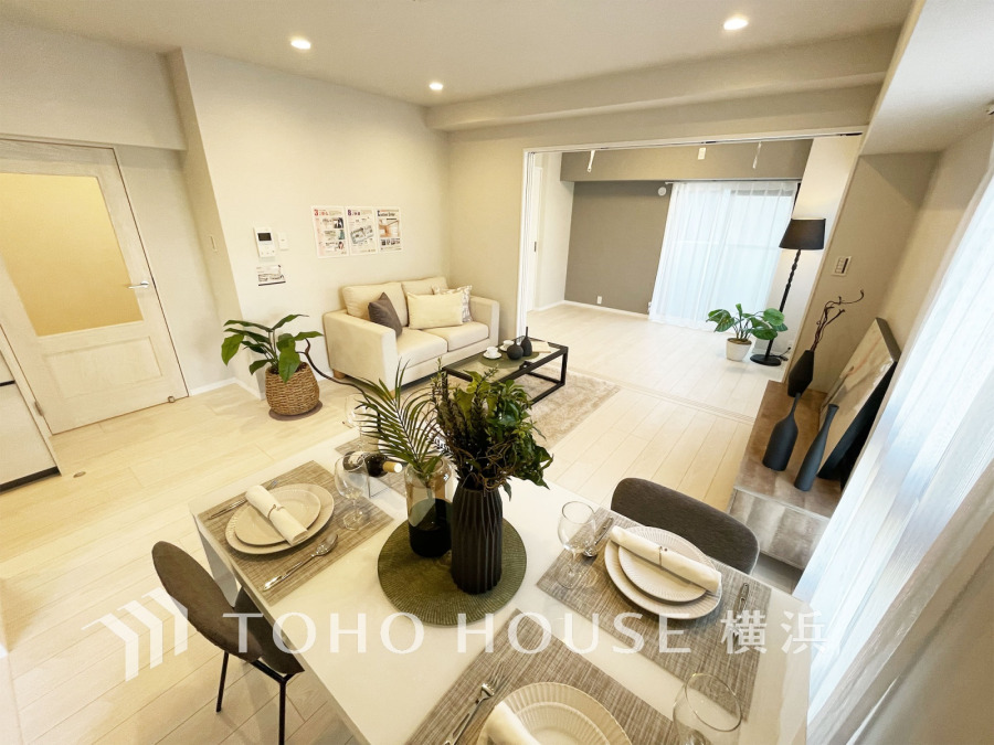 和やかで洗練された空間演出。寛ぎとコミュニケーションを育む場所。柔らかな陽射しが広がり、室内に開放感と爽快感をもたらします。