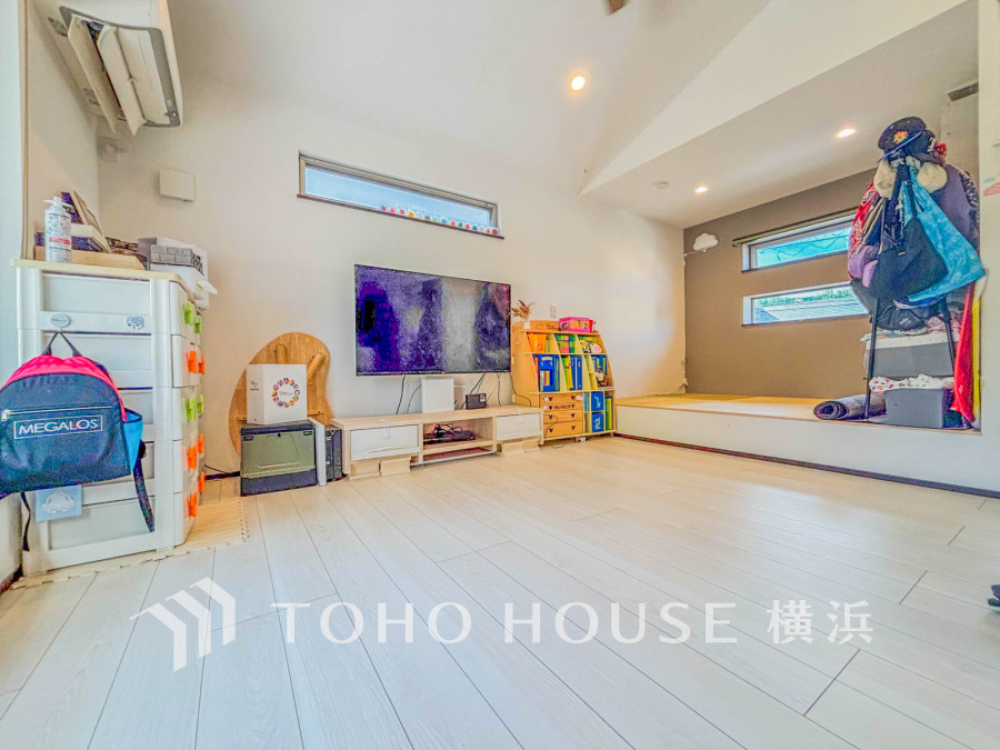 家族と過ごすひと時を溢れる光が優しく包み込むリビングダイニング。家族とともに、心穏やかに過ごすひととき。家族との時間、自分の時間を大切にできる空間がここにあります。