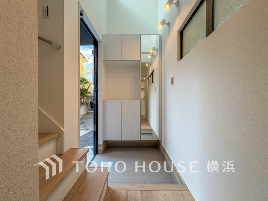 居住者の帰り、訪れる方を優しく迎え、やすらぎに満ちた生活空間を予感させる。健やかな暮らしを楽しめそう。