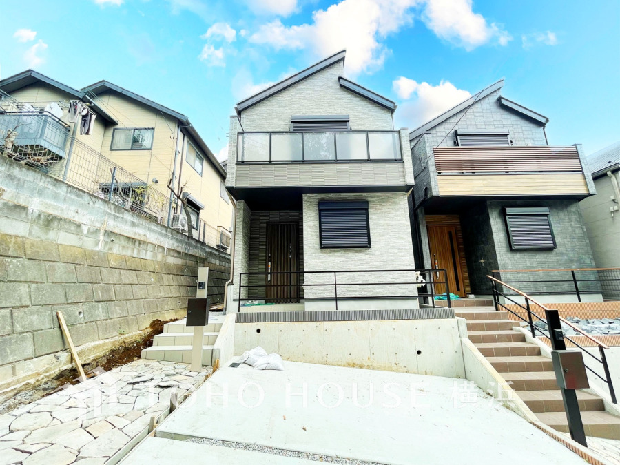 住む人を映し出す洗練された佇まいは、いつまでも輝き続けながらいつしか街の風景に溶け込んでいきます。