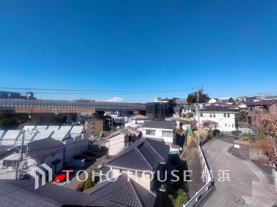 陽射しとともに、少しずつ装いを変える街の景観から、星空が地上に映りこむかのような夜景の煌きまで、この街ならではの美しい風景。手を伸ばせば触れることができそうな潤う翠、広がり豊かな眺望も魅力。