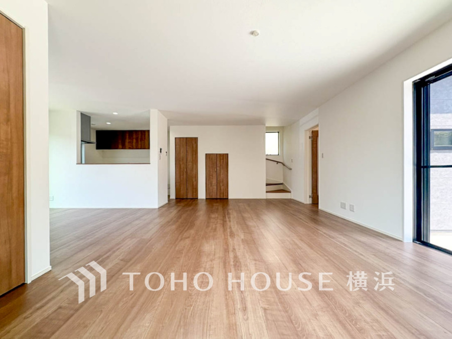 開放的な広さと3面採光がもたらす、光溢れ豊かな居住空間はこの住まいのクオリティを感じさせてくれます。豊かな時間が流れるこの場所に暮す喜び